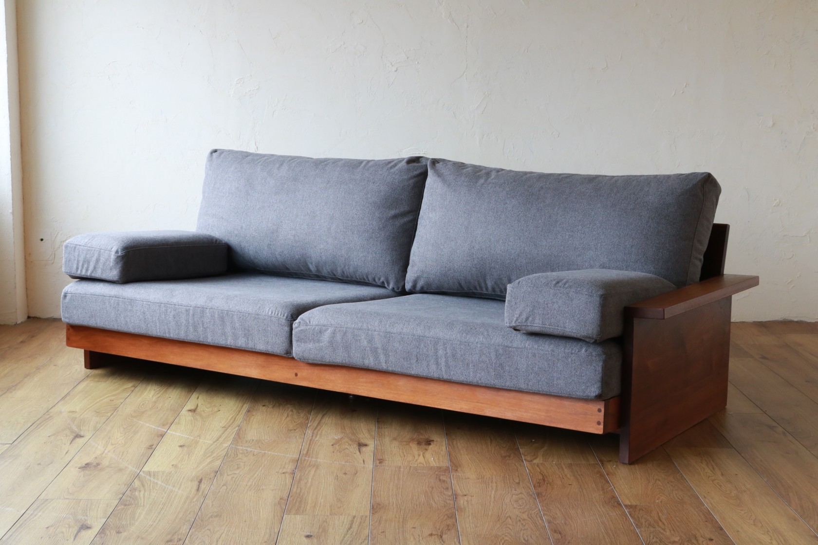 Still Solid Line Sofa